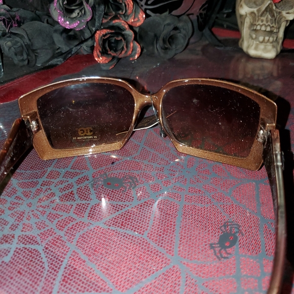 NWT 🤎Beautiful Brown Designer Sunglasses With UV Protection by DG🤎 - Picture 4 of 11